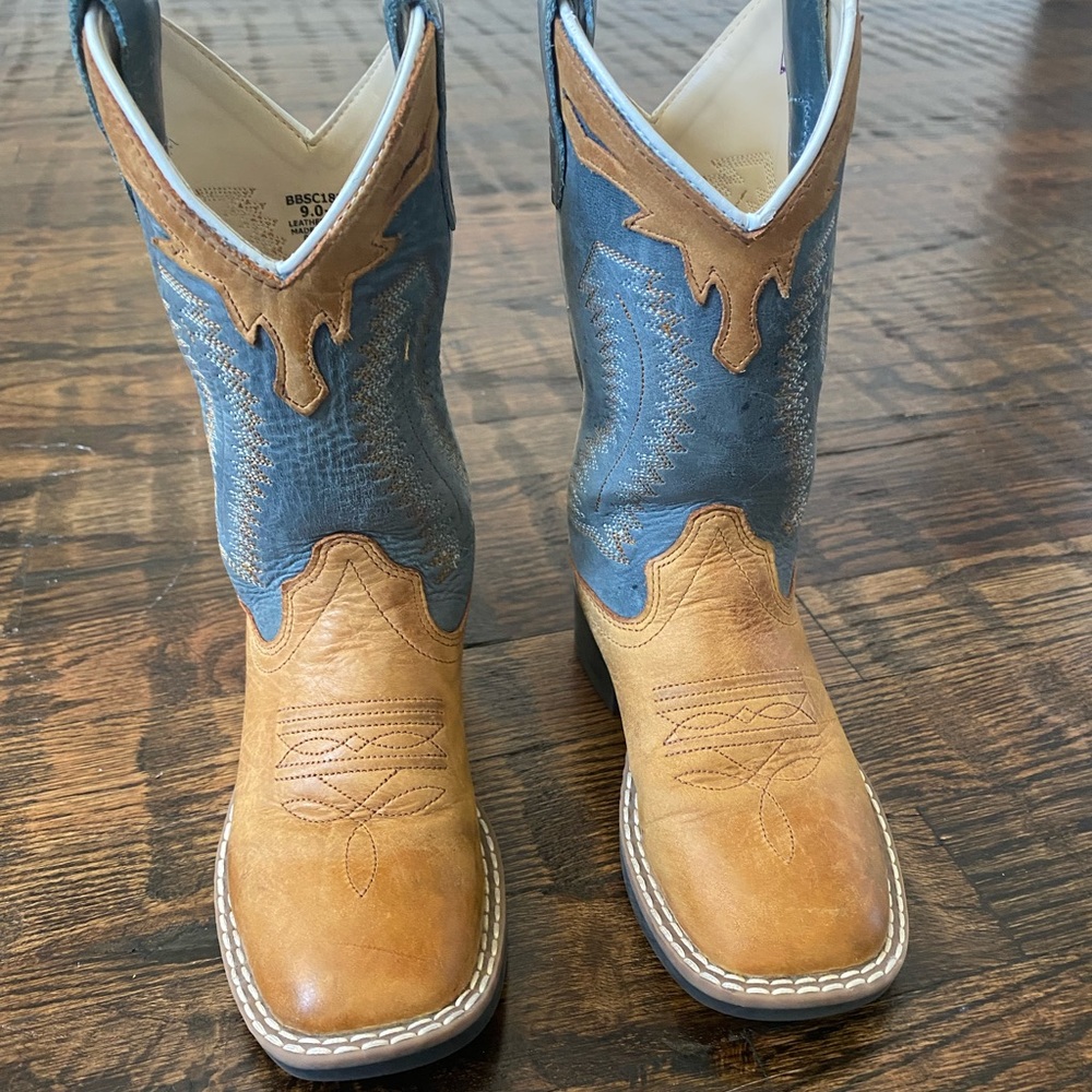 Boys Cody James boots in EUC size 9D